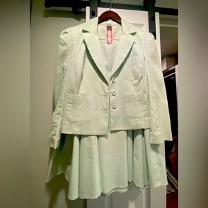Skirt suit